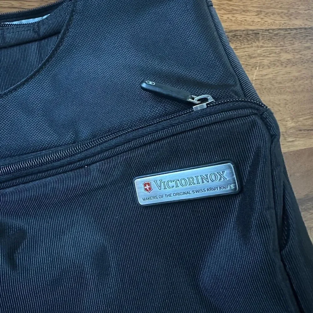 Victorinox Swiss Army Expandable Crossbody Messenger Bag Black Adjustable Strap